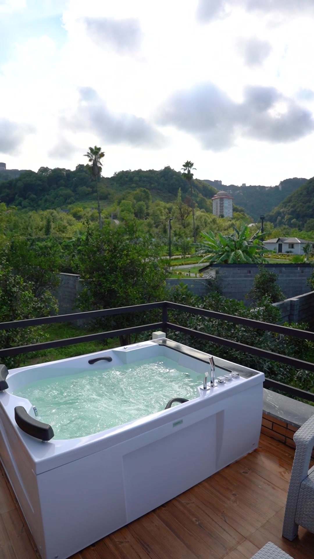 تصویر 2 - کلبه قصر چوبی با جکوزی در رامسر